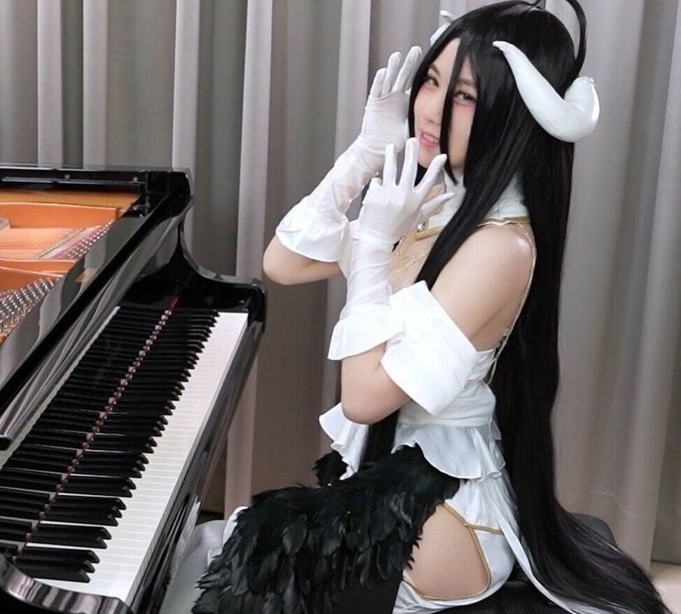 Ru’s Piano nude