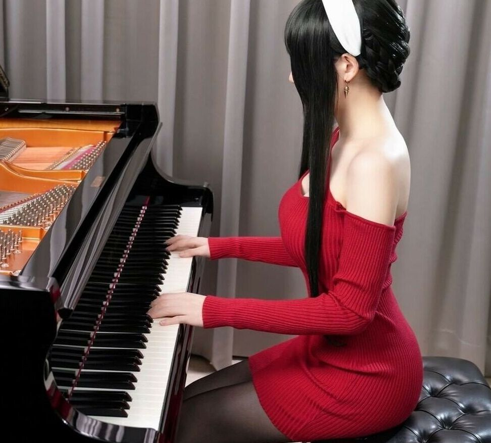 Ru’s Piano nude