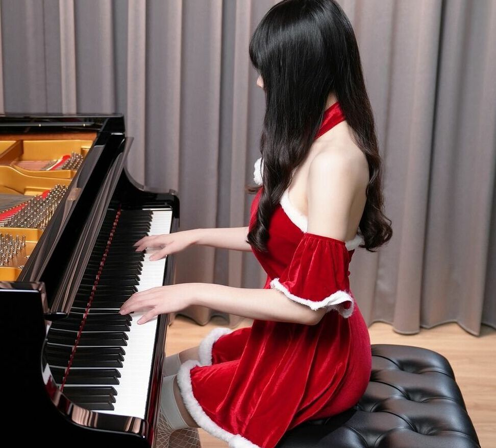 Ru’s Piano nude