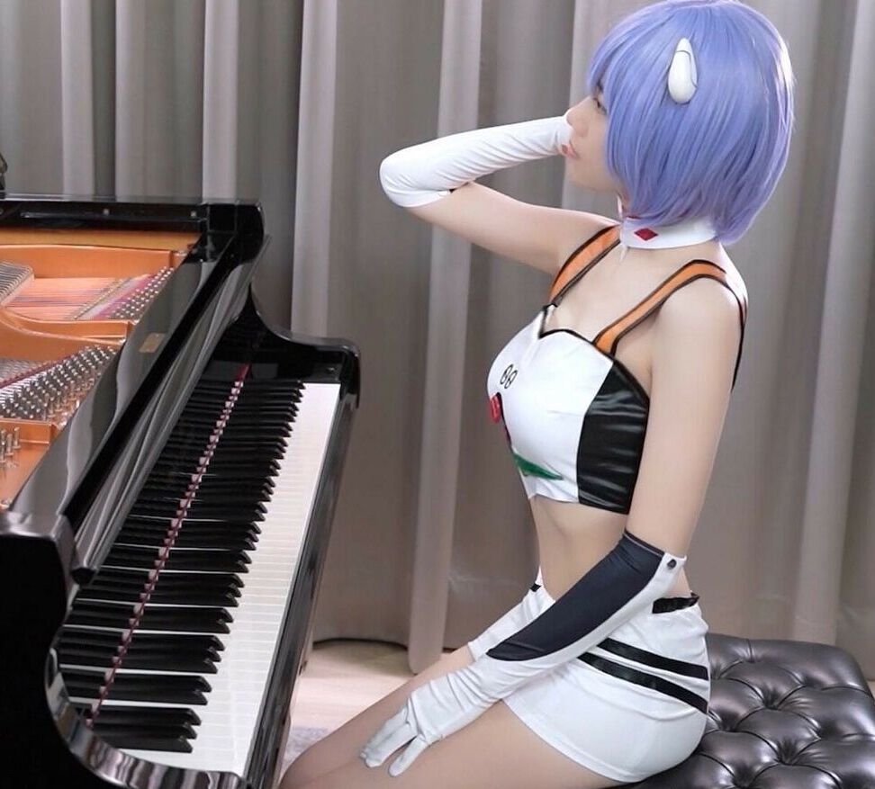 Ru’s Piano nude
