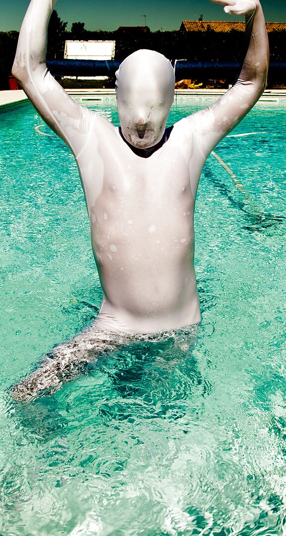 Zentai blanc dans la piscine