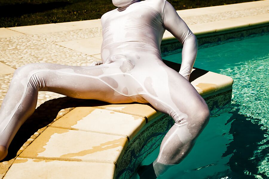 Zentai blanc dans la piscine