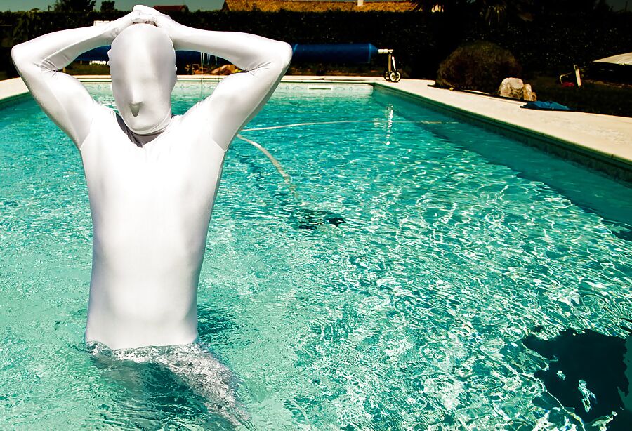 Zentai blanc dans la piscine