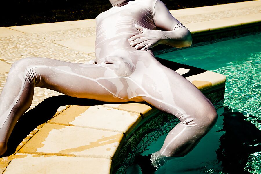 Zentai blanc dans la piscine