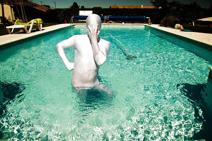 Zentai blanc dans la piscine