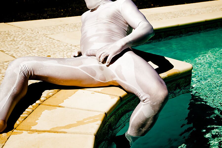 Zentai blanc dans la piscine
