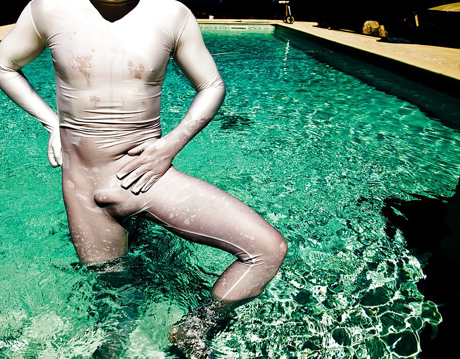 Zentai blanc dans la piscine