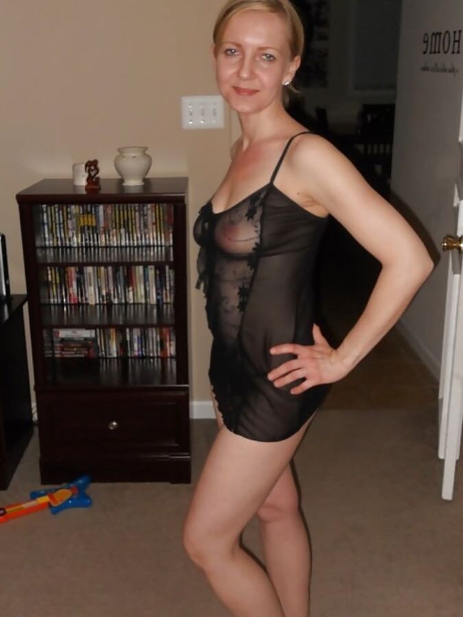 THIN MILF LOVES HER TOYS