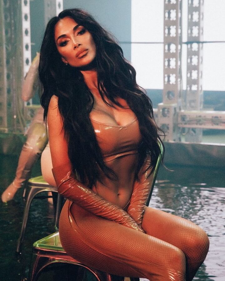 Nicole Scherzinger: Hair and Tits