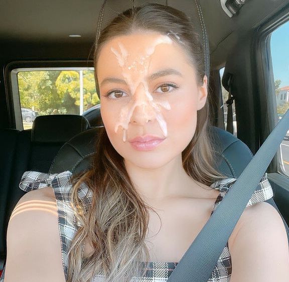 Miranda Cosgrove nude