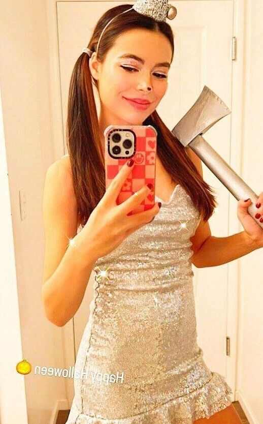 Miranda Cosgrove nude