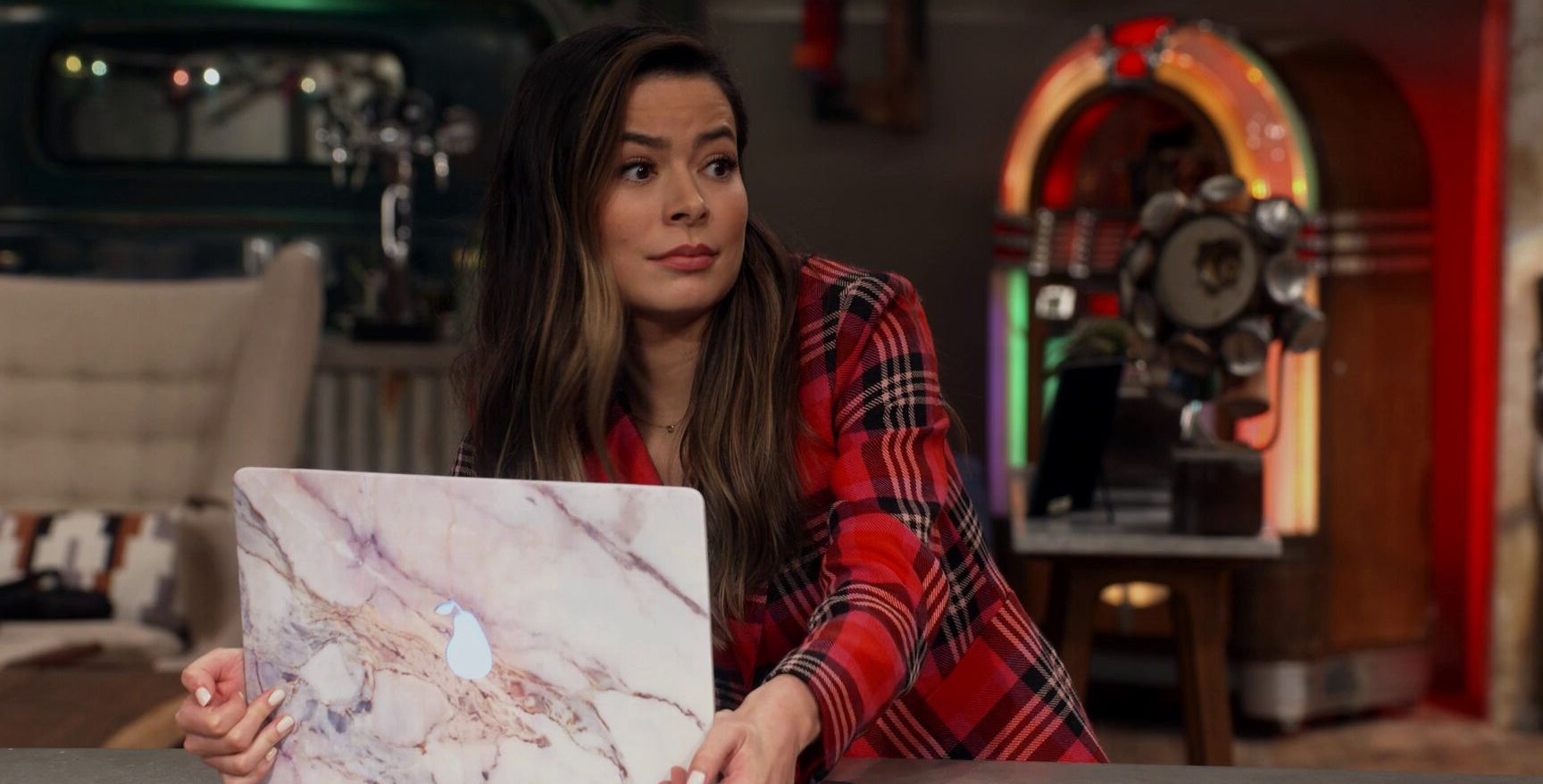 Miranda Cosgrove nude