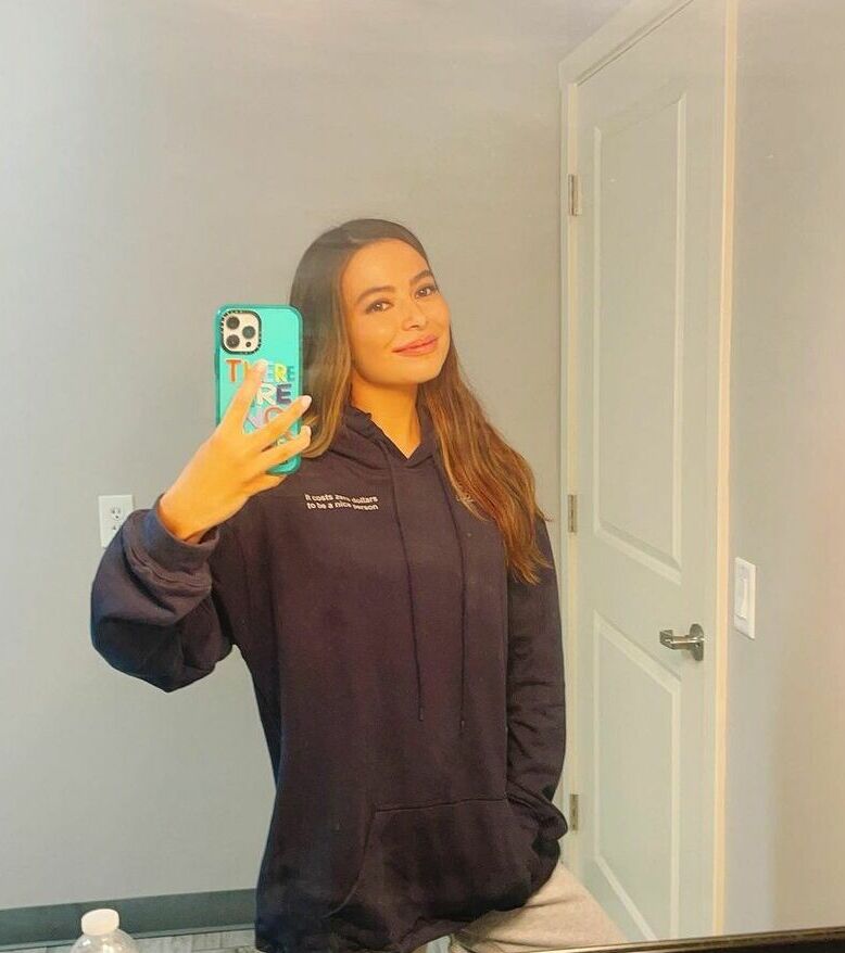 Miranda Cosgrove nude
