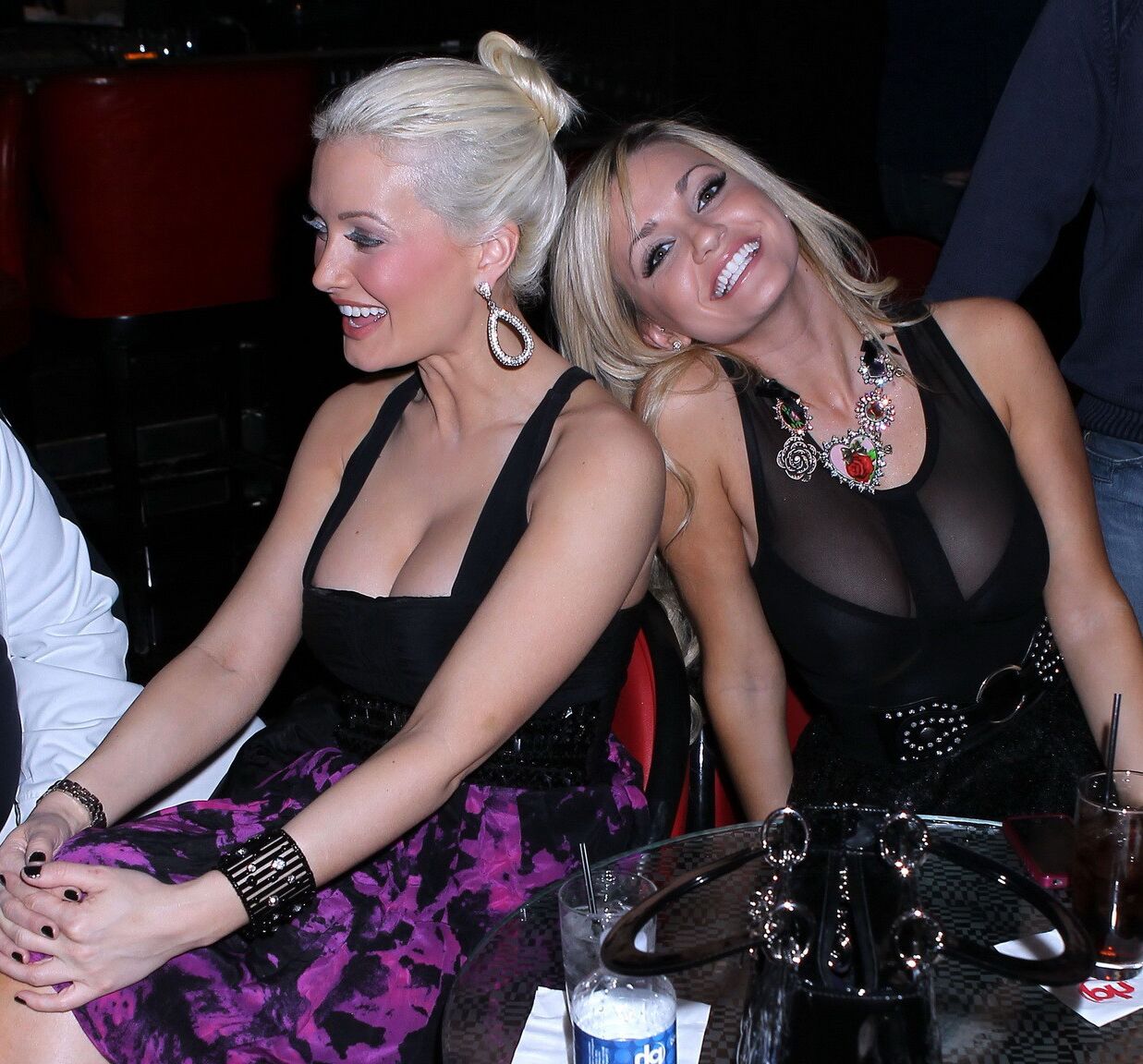 Holly Madison ist vollbusig und trägt ein tief ausgeschnittenes Kleid