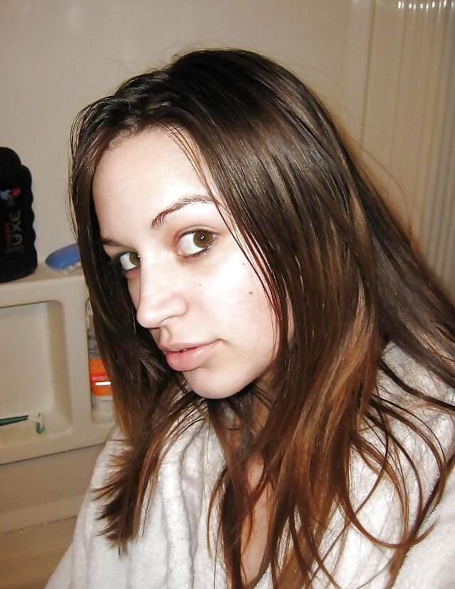 Hot Amateur Brunette Teen Girl Naked In The Bubble bath