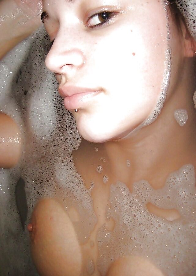 Hot Amateur Brunette Teen Girl Naked In The Bubble bath