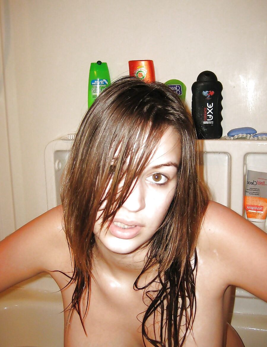 Hot Amateur Brunette Teen Girl Naked In The Bubble bath