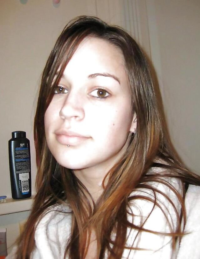 Hot Amateur Brunette Teen Girl Naked In The Bubble bath
