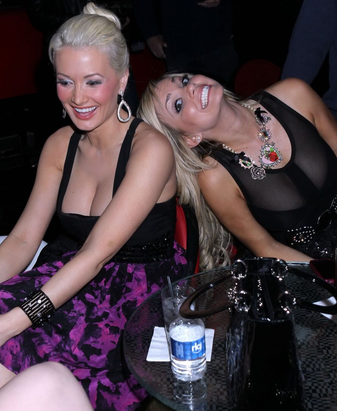 Holly Madison ist vollbusig und trägt ein tief ausgeschnittenes Kleid