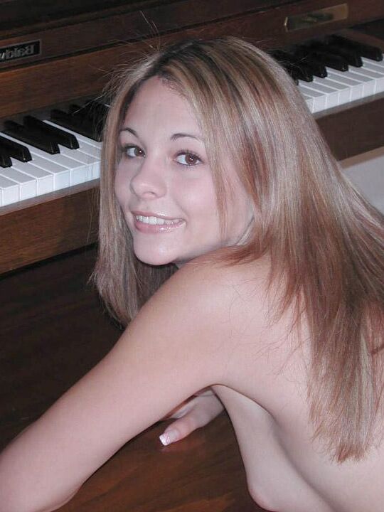Tori gets naked and plays the piano