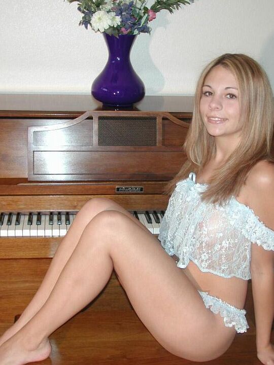 Tori gets naked and plays the piano