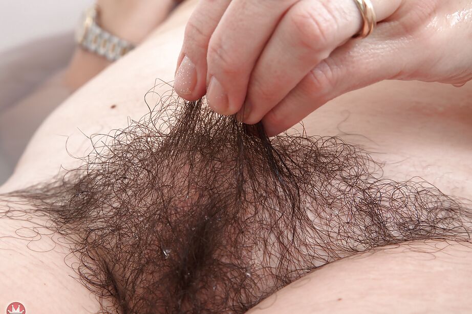 Close up pics of mature solo model Francesca tugging on pubic hairs