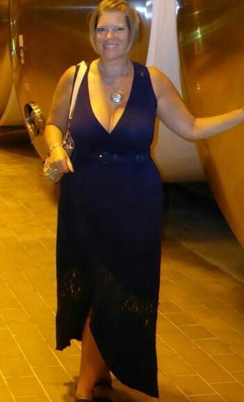 Mature ladies braless cleavage pokies