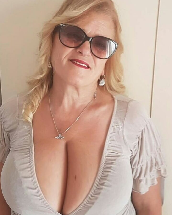 Mature ladies braless cleavage pokies