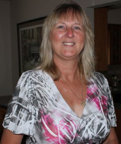 Mature ladies braless cleavage pokies