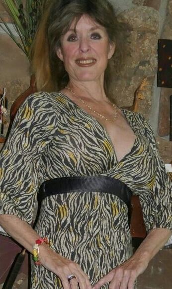 Mature ladies braless cleavage pokies