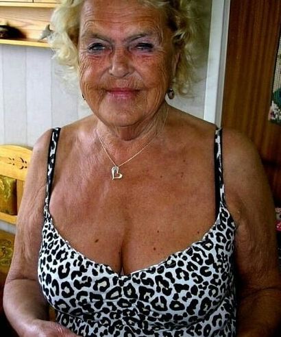 Mature ladies braless cleavage pokies