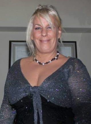 Mature ladies braless cleavage pokies