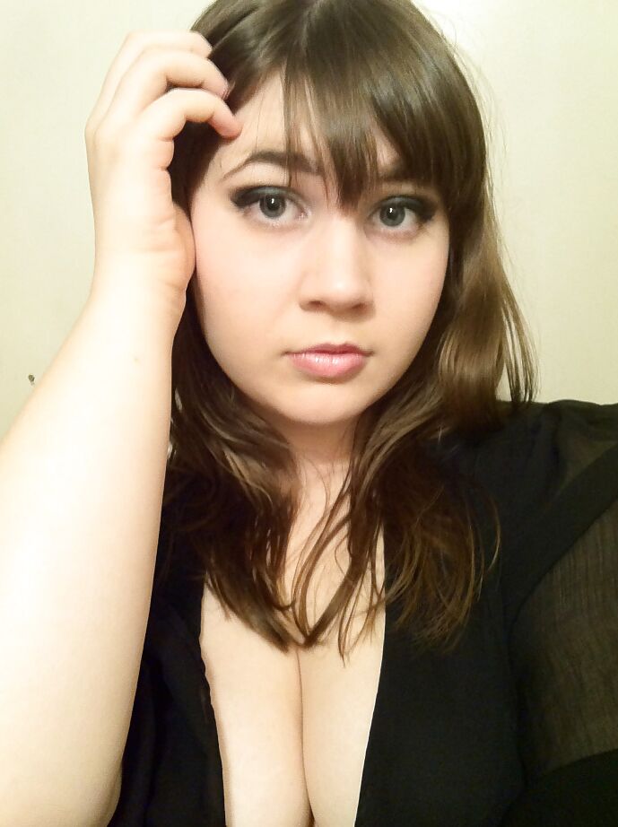 Self-shot Busty Teen with a nice ass