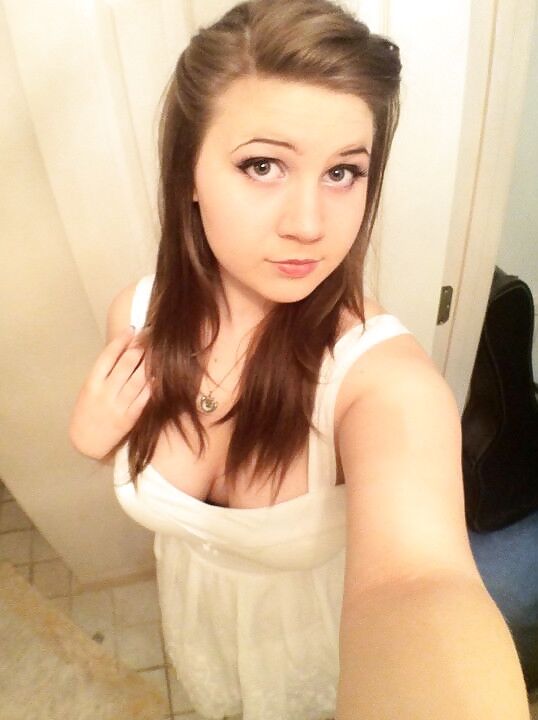 Self-shot Busty Teen with a nice ass