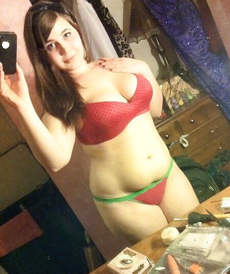 Self-shot Busty Teen with a nice ass
