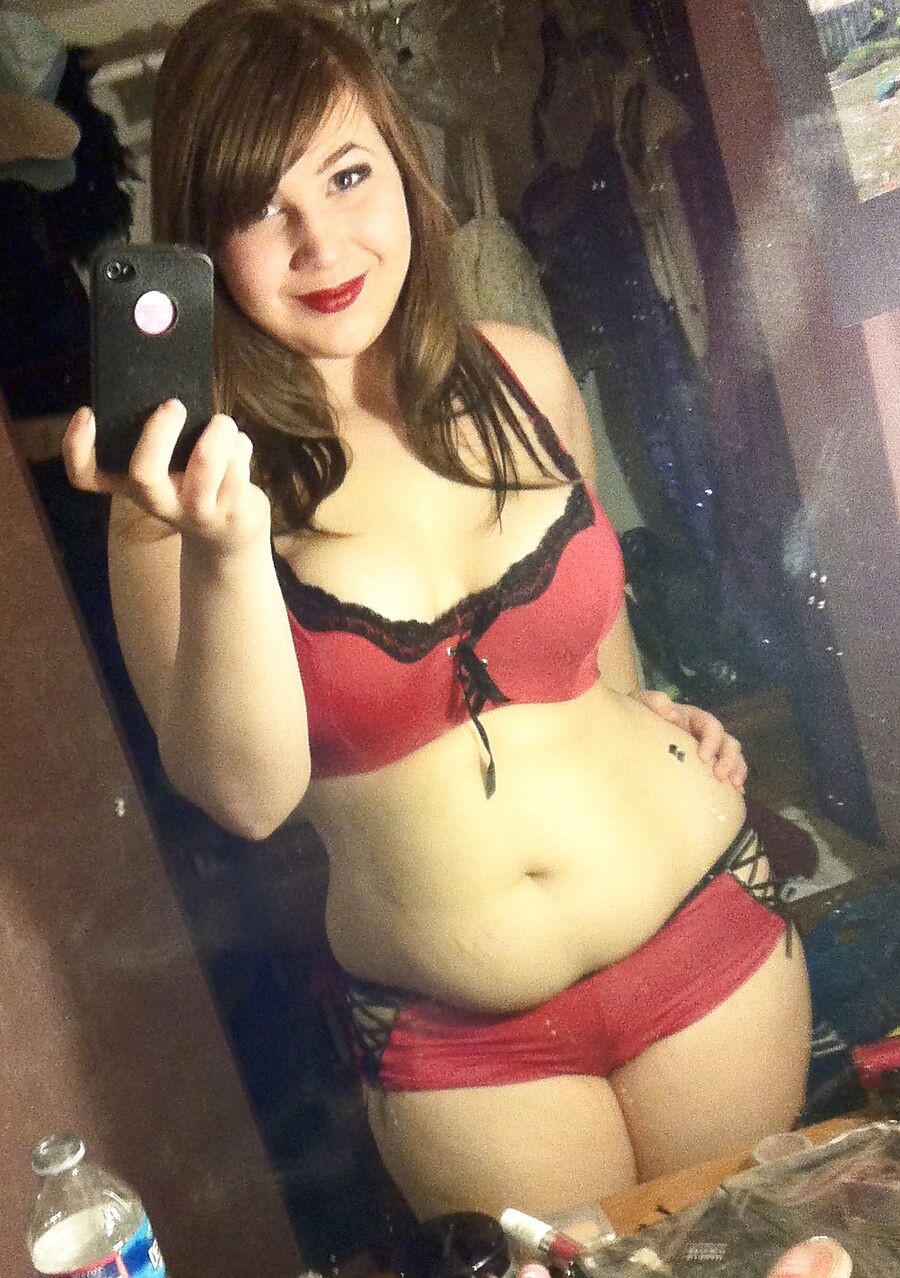 Self-shot Busty Teen with a nice ass