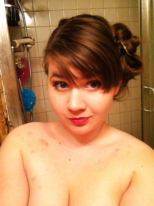 Self-shot Busty Teen with a nice ass