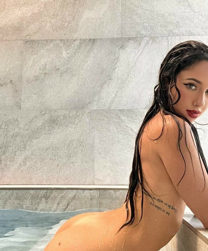 Jessica Burton nude