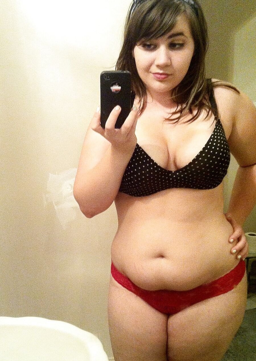 Self-shot Busty Teen with a nice ass