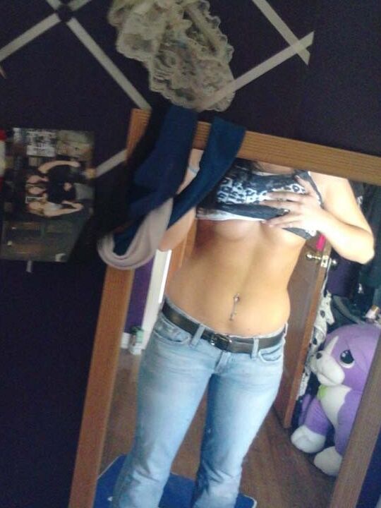 Lovely chicks just wanna pose nude