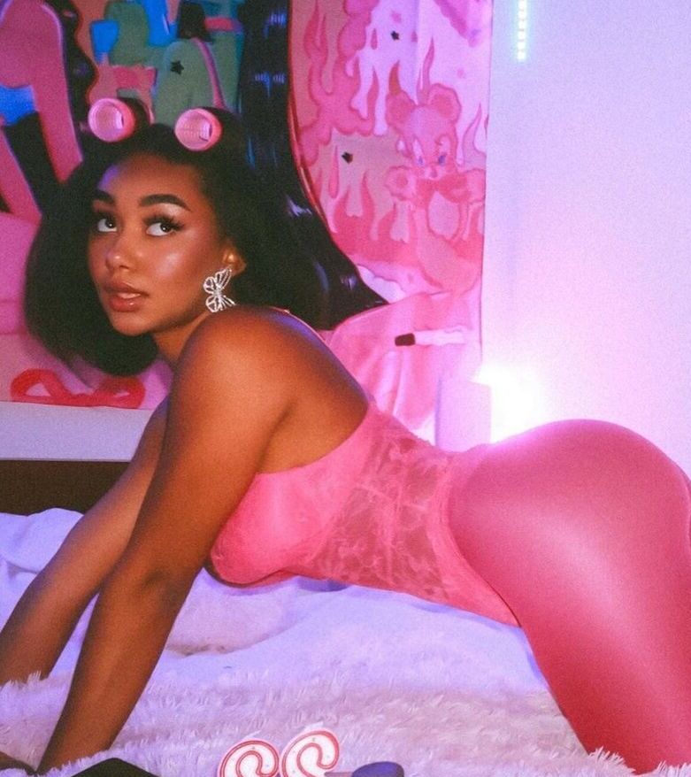 Llleasy nude