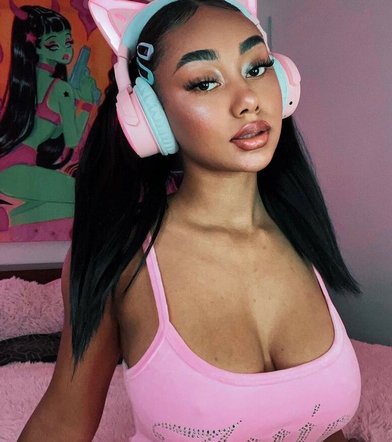 Llleasy nude
