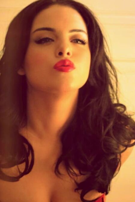 Elizabeth Gillies hot