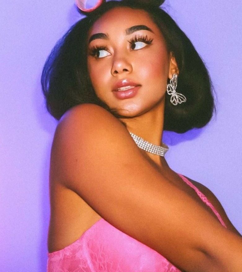 Llleasy nude