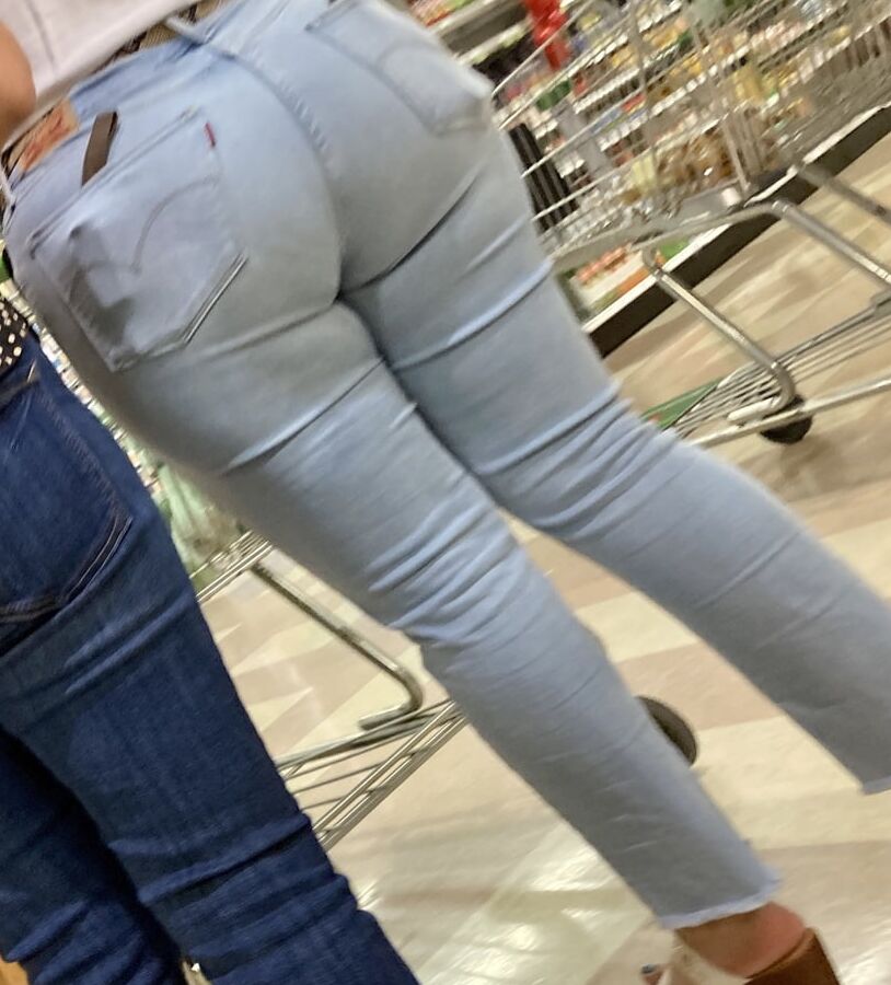 BIG JUICY LATINA ASS !!