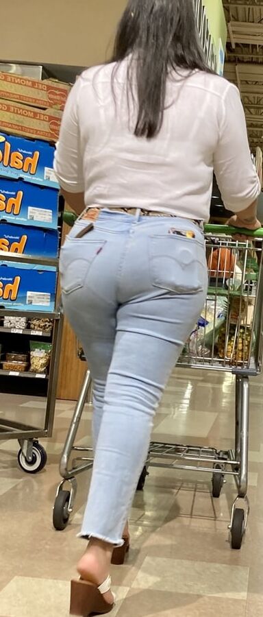 BIG JUICY LATINA ASS !!