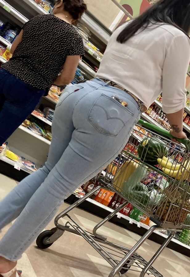 BIG JUICY LATINA ASS !!