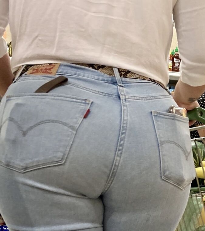 BIG JUICY LATINA ASS !!