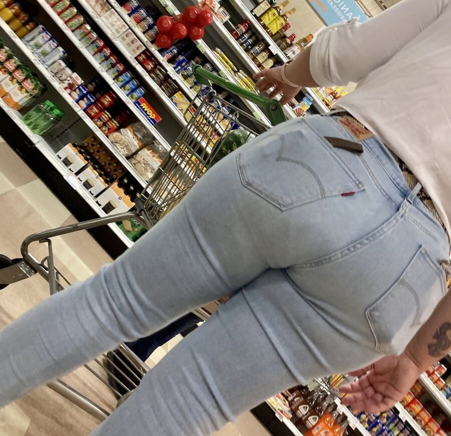 BIG JUICY LATINA ASS !!