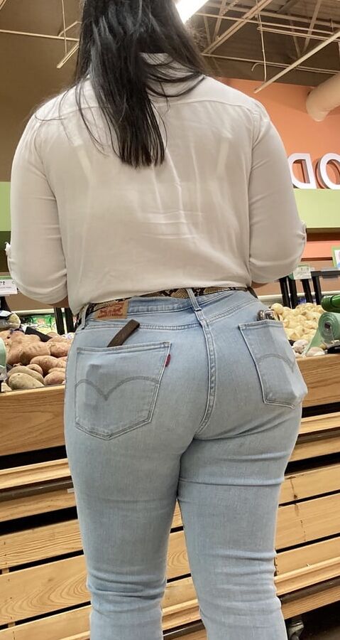 BIG JUICY LATINA ASS !!